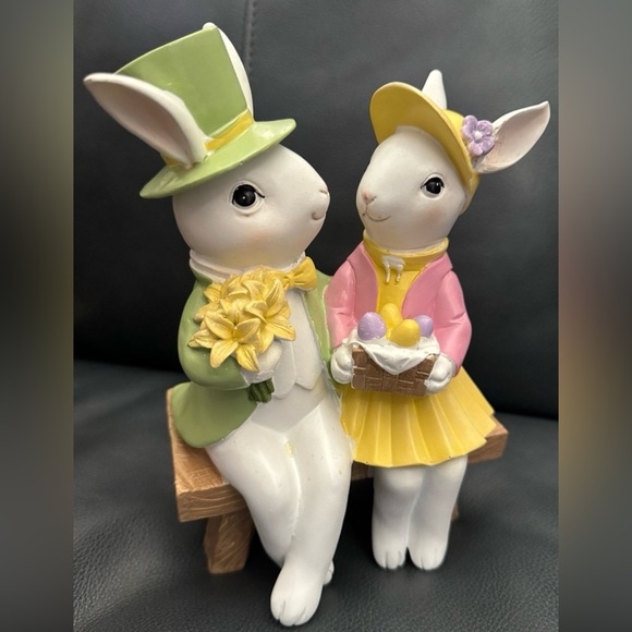 Easter Bunny’s couple sitting on Park Bench resin New - Picture 1 of 4